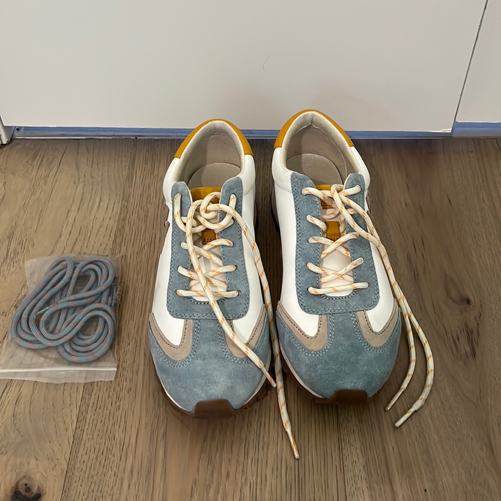 Tory Burch sneaker with extra shoe strings 8.5
